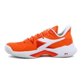 Championes de tenis para mujer Diadora modelo T1 Clay, diseñados para superficies de polvo de ladrillo. Presentan un exterior de malla transpirable en color naranja con detalles en blanco y rojo, cierre de cordones y suela con tracción específica para el deporte.