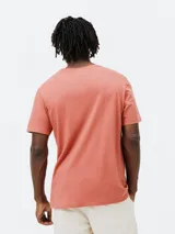 Camiseta básica de manga corta y cuello redondo, color rojo oscuro.