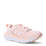 Championes de running Under Armour Charged Assert 10 para mujer, en color rosado con entresuela blanca y suela tricolor. Presenta capellada de malla transpirable, detalles sintéticos y el logo de la marca en el lateral.