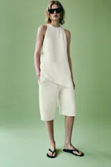 Top de Zara Woman Collection color blanco, confeccionado con mezcla de lino, con cuello redondo, espalda nadadora y diseño de bajo asimétrico.
