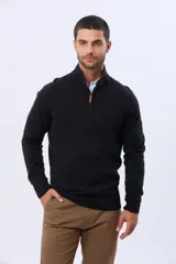 Buzo de tejido fino en hilo de algodón, color rosado, con cuello alto y cierre frontal parcial con detalle en cuero. Presenta puños y ruedo acanalados y un pequeño logo bordado en el pecho.