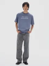 Remera de algodón con efecto lavado, cuello redondo y mangas cortas. Presenta una estampa frontal con el texto 'BLUE MOON'.