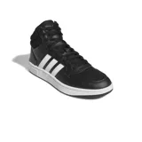 Zapatillas Adidas Hoops 3.0 Mid de caña media, color negro con las tres tiras blancas y suela blanca de goma.