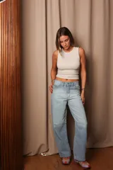 Pantalón jean celeste de corte ancho, estilo balloon.