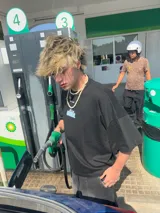 Remera celeste de corte holgado con estampado frontal de la frase "Ibiza Ittai" con letras que simulan cubos de hielo.