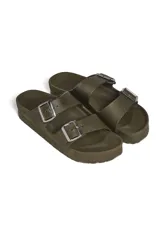 Sandalia tipo Birkenstock de goma color dorado, con doble tira ajustable con hebillas metálicas y suela anatómica.