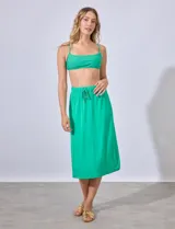 Falda midi verde esmeralda de modal con pretina elastizada y lazo de ajuste.