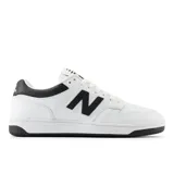Championes urbanos New Balance modelo BB480LBK, color blanco con detalles en negro, confeccionados en cuero sintético, con logo "N" característico en los laterales.
