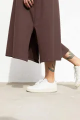 Vestido largo marrón con cuello redondo y mangas cortas con ribete amarillo. Estampado frontal con letras en color crema.