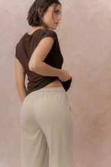 Pantalón ancho color celeste de Tencel, con cintura elástica y cordón ajustable blanco.
