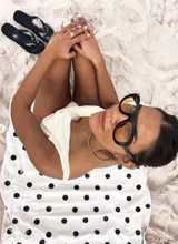 Lentes de sol con armazón de policarbonato en tono marrón carey y diseño envolvente tipo máscara con puente superior recto. Cuentan con protección UV400.