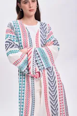 Kaftan largo con estampado geométrico en tonos azul, rojo y blanco, con cinturón blanco.