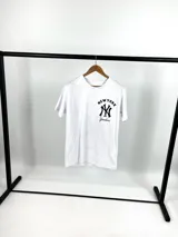 Remera blanca de algodón con estampado del logo de los New York Yankees en el pecho. Corte clásico y mangas cortas.