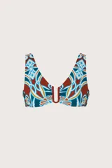 Top de bikini con escote en V profundo y detalle de herraje metálico en forma de U en el centro. Presenta un estampado geométrico multicolor en tonos terracota, azul y blanco.