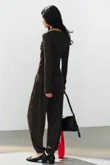 Pantalón bombacho de tiro medio en color gris melange, con cintura y puños elásticos.