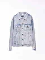 Campera de jean con lavado ácido, cierre frontal con botones metálicos, bolsillos frontales con solapa y bolsillos laterales.