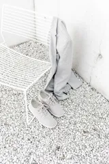 Zapatilla de diseño minimalista confeccionada en lana merino, con cordones al tono y suela de EVA. Presenta un estilo atemporal y versátil, ideal para uso diario.