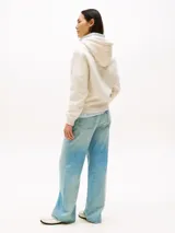 Buzo con capucha color crema, con cordón ajustable y logo bordado en el pecho.