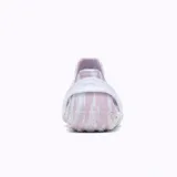 Sandalia Merrell modelo Hydro Moc, color rosado y blanco con diseño marbled efecto tie-dye. Cuenta con múltiples aberturas para mayor ventilación y una tira trasera ajustable de goma blanca.