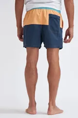 Short de baño con diseño de bloques de color, presentando una franja superior en color naranja y una inferior en color azul marino. Cuenta con cintura elástica y cordón de ajuste.