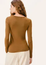 Blusa de punto tejido liviano color marrón, de corte ajustado, con cuello redondo y mangas largas.