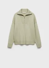 Jersey de punto de lana con cuello alto y cierre de cremallera frontal. Presenta un diseño oversize con mangas largas y terminaciones en canalé.