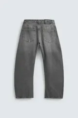 Jeans de denim de algodón en color negro con efecto lavado, corte amplio y silueta curva tipo barrel fit con pinzas en las rodillas. Presenta diseño clásico de cinco bolsillos y cierre frontal con cremallera y botón metálico.