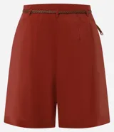 Short femenino Marfinno de modelaje suelto y caída liviana, color verde militar, con cintura con pasadores, pinzas frontales, bolsillos laterales y bajo recto. Incluye un cinturón fino de rafia con hebilla metálica.