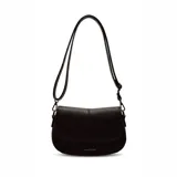 Cartera bandolera de diseño compacto con solapa frontal, confeccionada en material texturizado color negro. Cuenta con correa larga ajustable y detalle de placa metálica con logo en la parte inferior.