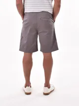 Bermuda de hombre color gris oscuro, de corte regular y largo hasta la rodilla, con cintura elástica y cordón de ajuste.