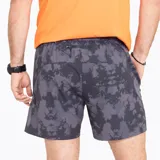 Short deportivo de trail running con estampado camuflado en tonos grises, cintura elástica con cordón ajustable, bolsillos laterales y bolsillo trasero con cierre.