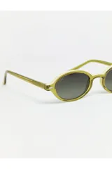 Lentes de sol Tiwi modelo Bell, con montura ovalada color verde oliva brillante y lentes degradadas en verde.
