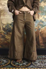Jeans wide leg de tiro alto confeccionados en denim 100% algodón, con diseño bicolor combinando tonos azul oscuro y celeste, bolsillos traseros aplicados en la parte delantera y botamanga ancha.