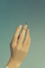 Anillo midi plateado con una esfera pequeña en la parte superior.