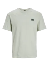 Camiseta de manga corta color verde claro, con cuello redondo y calce amplio.