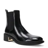 Botas Chelsea de mujer, color negro charol, de caña media. Presentan elástico lateral para ajuste y un taco bajo y ancho con detalle metálico dorado en la parte trasera.
