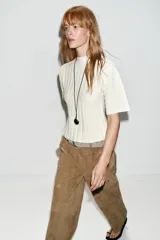 Top de punto rib color azul marino, con cuello redondo y manga corta abullonada.