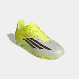 Championes de fútbol Adidas F50 Club, diseñados para terreno firme o múltiple. Presentan un diseño en color amarillo neón con detalles en blanco y negro, parte superior sintética Fiberskin con textura 3D para un mejor control del balón y tecnología SPRINTGRID.