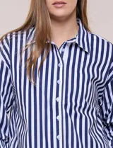 Camisa crop de manga larga con diseño de rayas verticales verdes y blancas, cuello camisero clásico y cierre frontal de botones.