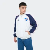 Campera deportiva Umbro del Club Nacional de Football modelo Venti, con capucha y cierre frontal completo. Diseño en color blanco con mangas azules, puños elásticos y detalles en rojo. Incluye el logo de Umbro y el escudo del club bordados en el pecho.