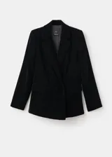 Blazer de terciopelo negro con cuello de solapa, cierre frontal cruzado con botones y bolsillos laterales con solapa. Presenta un diseño recto con forro interior y mangas largas con puños abotonados.