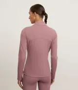 Campera deportiva de ajuste entallado con cierre frontal completo, cuello alto y mangas largas. Presenta recortes anatómicos que siguen la silueta y bolsillos laterales invisibles. Confeccionada en tejido técnico de alta elasticidad.