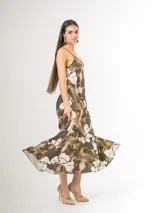 Vestido largo de satén azul marino con tirantes finos y escote en V, con gran estampado floral en tonos blancos, celestes y marrones, y diseño de caída fluida.