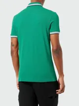 Remera polo de algodón color gris oscuro, marca Boss, modelo Paddy. Corte regular fit, cuello y puños con ribete doble en blanco y gris. Logo bordado en el pecho.