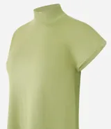 Blusa en punto texturizado color azul marino, con cuello alto acanalado, manga corta amplia, aberturas en los laterales de la parte baja y diseño de la marca Marfinno.