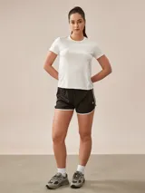 Remera deportiva de poliéster color verde agua, de corte clásico y mangas cortas.