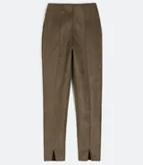 Pantalón legging negro de poliéster con elastano, corte ajustado, cintura alta y aberturas en los tobillos.