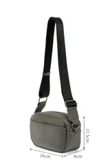 Bandolera negra de cuero vegano, con correa larga regulable y bolsillo frontal con cierre.