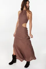Vestido largo azul marino de lino italiano, con escote halter, aberturas laterales en la cintura y tajo en la falda.