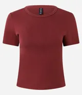 Remera de algodón color vino tinto, de manga corta y cuello redondo, con corte ajustado y ligeramente cropped.